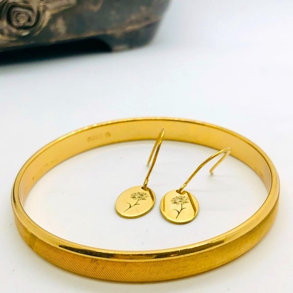 Vintage Signed Bracelet & Dainty Etched Flower Earrings - Picture 7 of 11